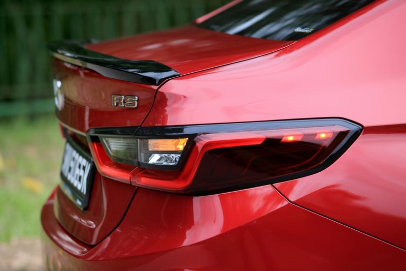 车尾上方小巧的亮黑钢琴漆木扰流小鸭唇和LED尾灯。