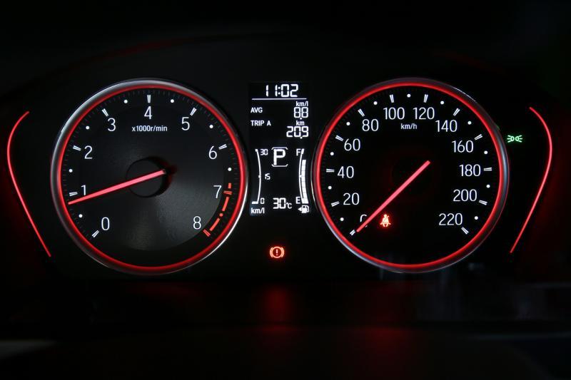 车子的双环仪表盘有红灯围绕，进入隧道，红色的灯光变得抢眼。