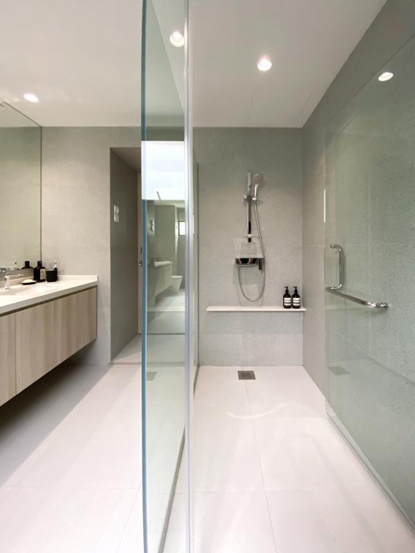 浴室光明亮丽,视觉上干净,对退休人士来说也更安全。