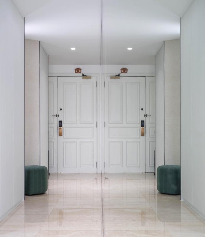 大门选用白色,不仅看起来明亮,也很大气。