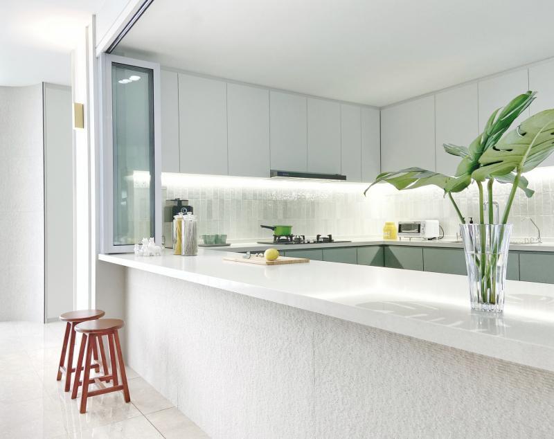 厨房和客厅饭厅之间的空间,可随时间隔或融为一体。