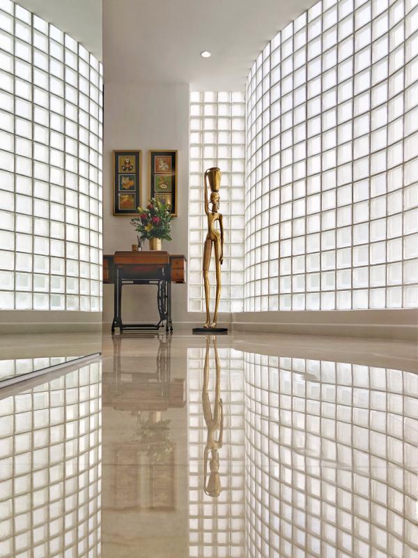 有透光玻璃砖的走廊是这间屋子的最大特色,令整个家感觉光亮舒畅。