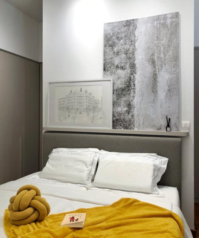 卧房的色调与客厅呼应,以灰白为主。