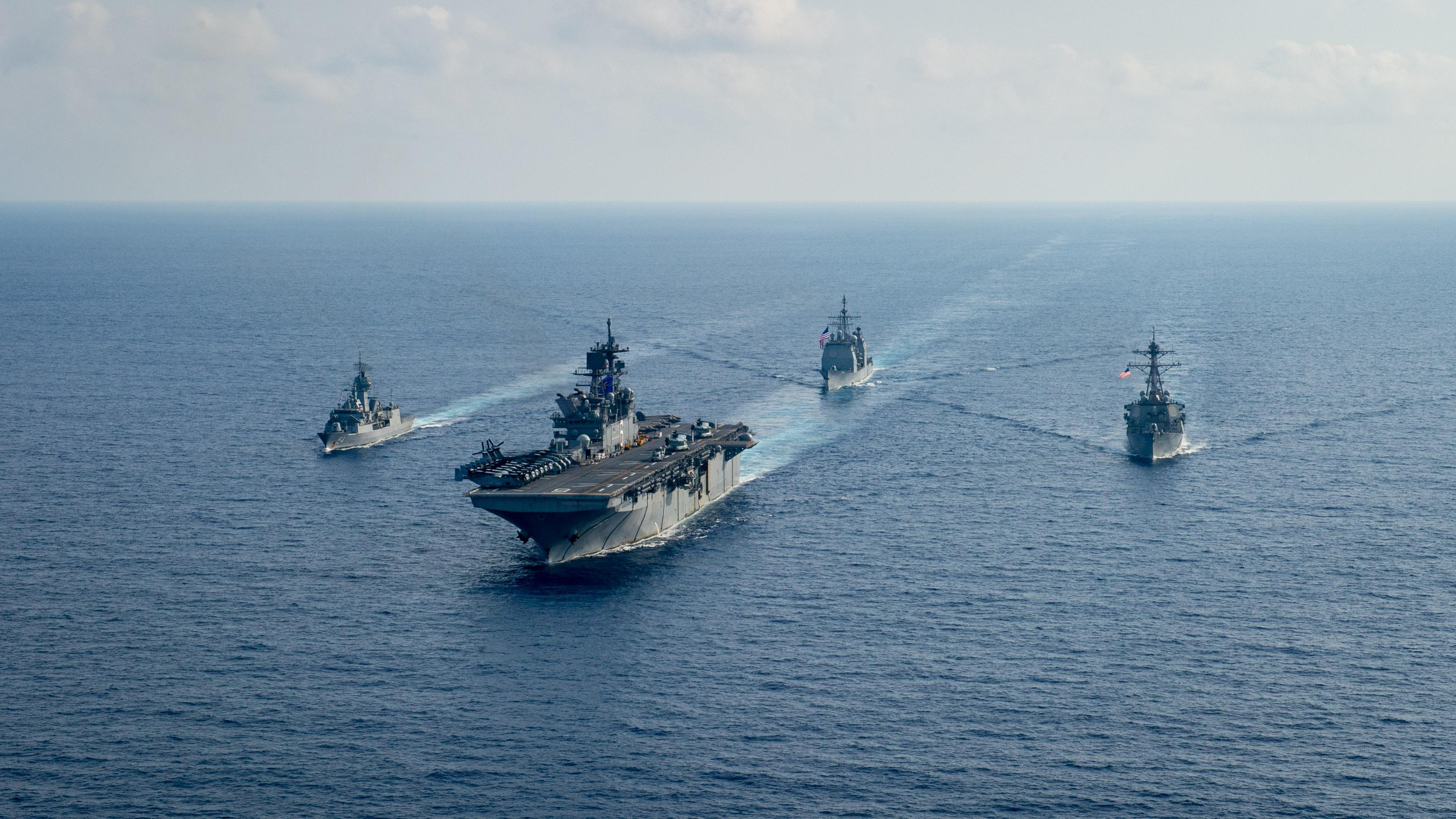 20201119_m_zhong_ao_-us-aus_navy_scs_-_reut.jpg