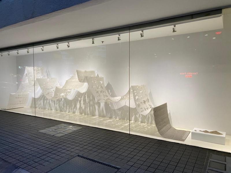 摆放在画廊橱窗像连绵雪山脉,《先觉·境上》让香烫文字在光影斑驳下呈现美感。右边为新加坡寺庙香灰构成的小山装置。
