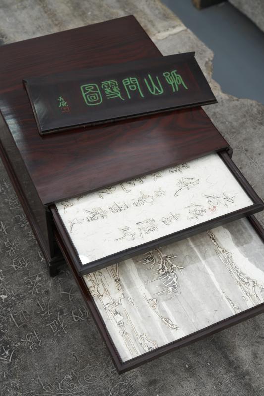 《孤山印雪图》装置将四幅山水与四幅书法收纳入温润朴实的酸枝木盒里。