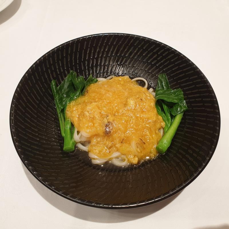 香宫的蟹粉蟹油伴稻庭面。(黄亿敏摄)