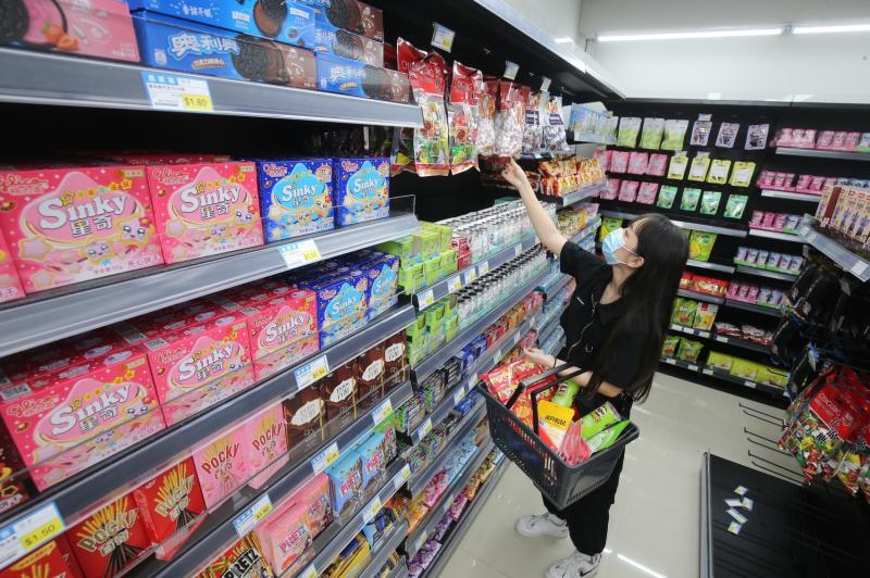 思家客有各式各样的中国零食与食品。（唐家鸿摄）