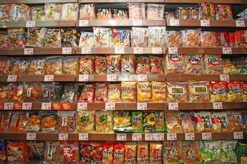 Iroha Mart售卖多样化的日本零食与食品。（谢智扬摄）