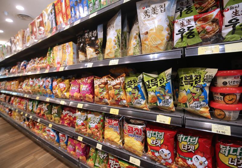在Lee Mart可买到各种韩国零食。（邬福梁摄）