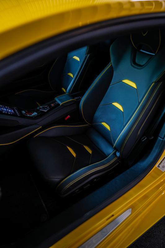 车室椅子所采用的真皮和Alcantara材质的颜色与车身外观颜色一致。