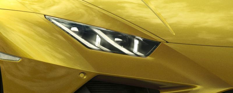 车头大灯细长犀利。