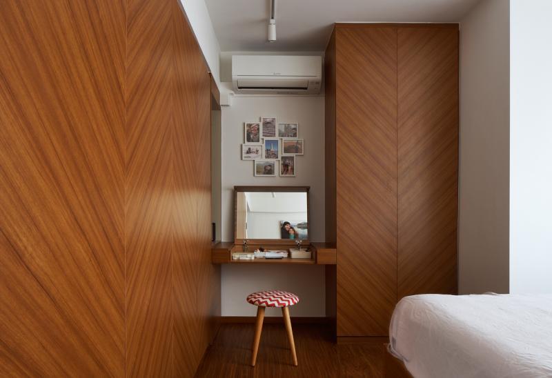 主人房的梳妆台也是两用的：掀开是化妆用的镜子，关上就变成写字桌。