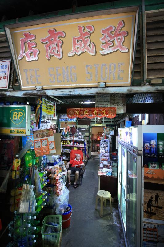 翁柳兴常坐在杂货店正门口的躺椅上听歌休息,一有客人就马上起身。