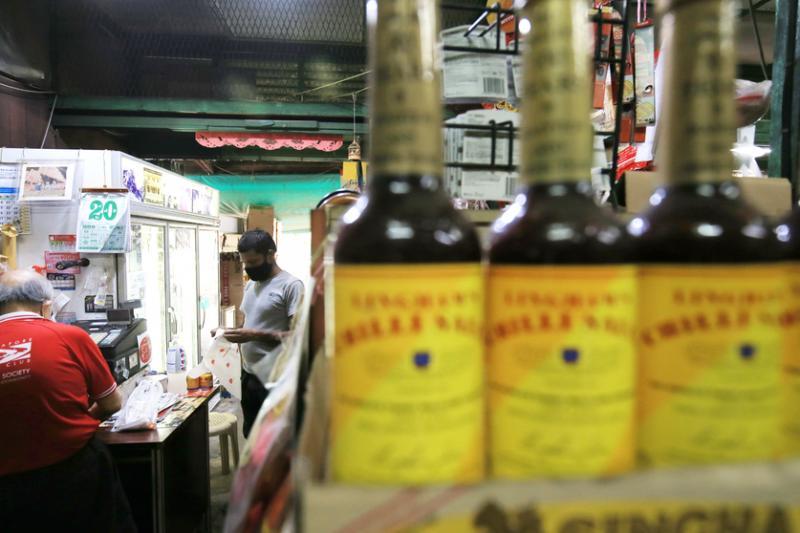 翁柳兴学习多种语言,经常以外籍劳工的家乡话与他们攀谈。