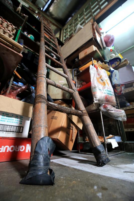 竹梯早在65年前翁柳兴当学徒时就在店里,他现在还用来攀高爬低。