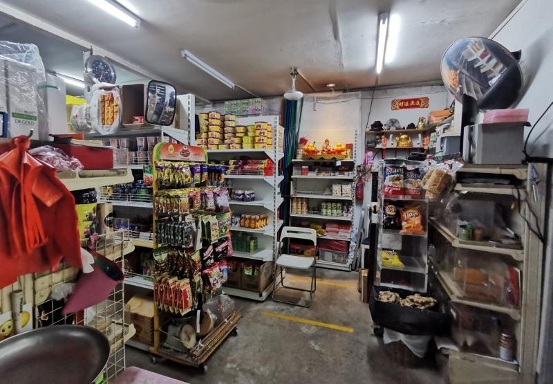 奕兴合记店内面积不大,所以没有保留太多旧物,只摆卖畅销货物。(陈爱薇摄)