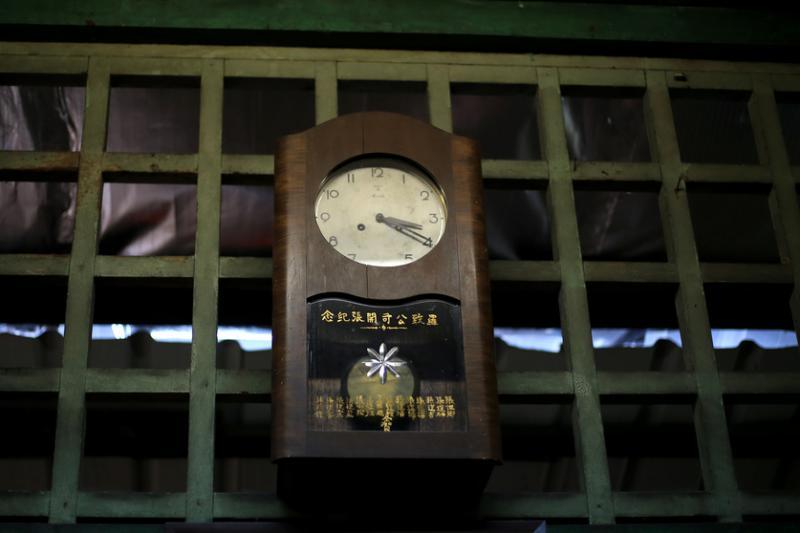 古董挂钟至今还在操作,是翁柳兴接手商店时(当时称“罗致公司”)前店主送的贺礼。