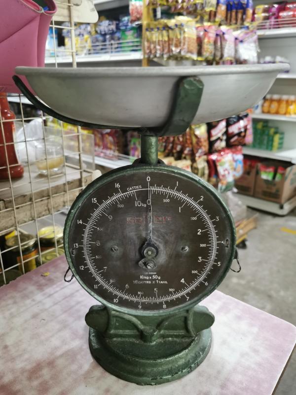 古董秤刻着公斤和斤两种单位,富有历史和艺术美感。(陈爱薇摄)
