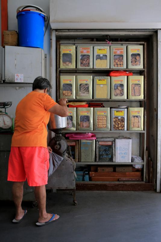 宝发杂货店仍提供传统的咖啡豆磨粉服务。