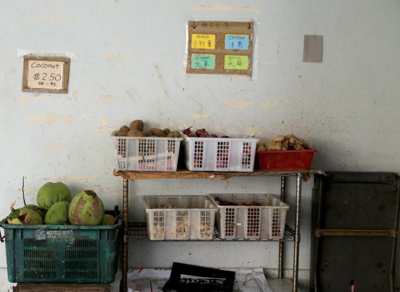 散装葱蒜,甚至是新鲜椰子,都能在宝发杂货店找到。