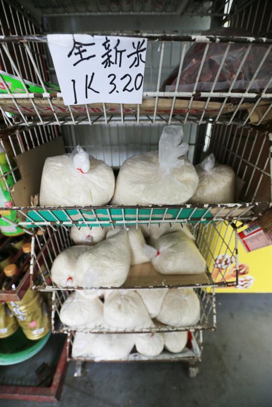 老板自行包装的1公斤全新米,适合小家庭分量。