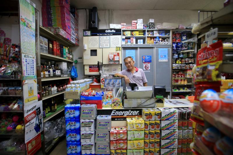 许健豪经营许发兴迷你市场近半个世纪,早把这里当第二个家。
