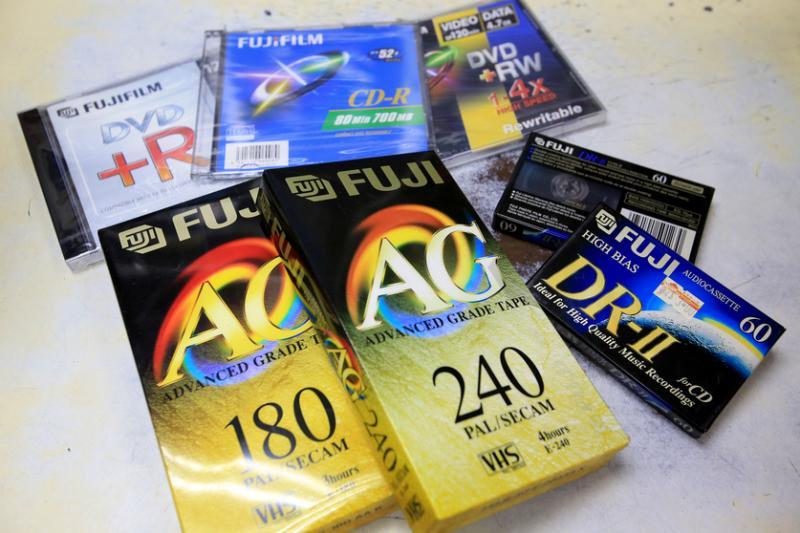 许发兴迷你市场也卖卡带、录音带和CD,许健豪说偶尔还有人来找。