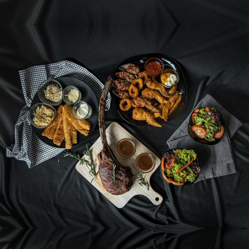 Tomahawk King by Stuffed Wing Lab售卖战斧牛排、酿鸡翅和鱼扒等清真认证料理。