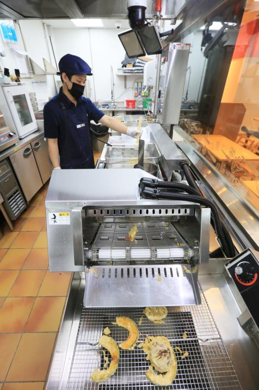 Tenya专利设计的自动炸天妇罗机。(龙国雄摄影)