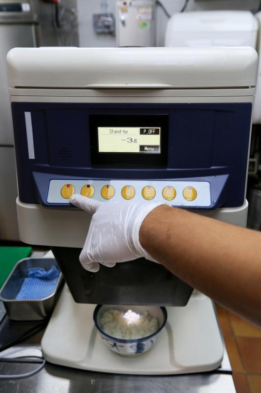 Tenya的自动米饭测量机。(龙国雄摄影)