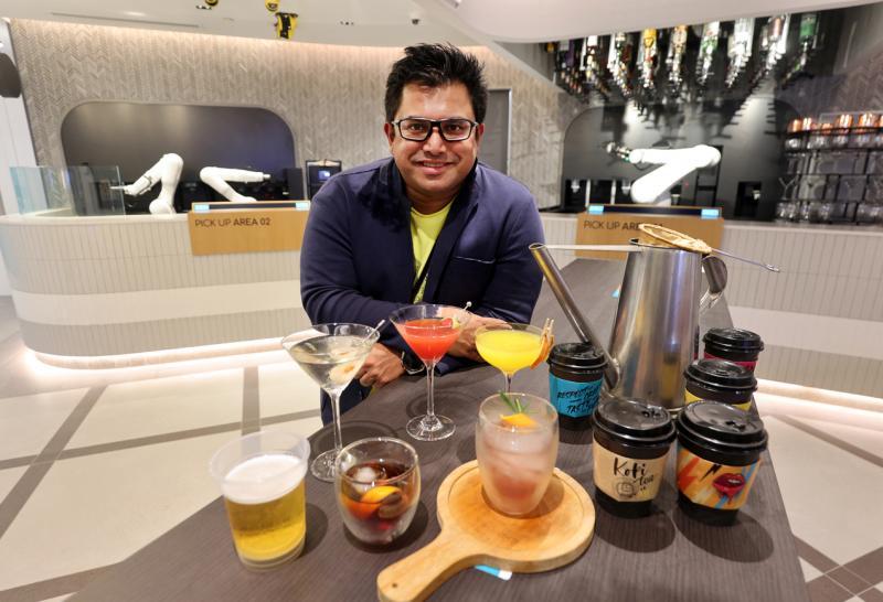 比率创办人戈文认为南洋咖啡师机器人有助推广南洋咖啡文化。(萧紫薇摄影)