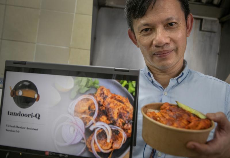 许永辉设计的虚拟助手,可自动烤制印式烤鸡。(陈来福摄影)