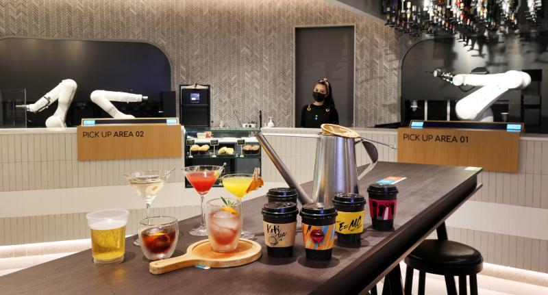 桌上的各类饮料如咖啡、鸡尾酒等,都是机器人泡制的。(萧紫薇摄影)