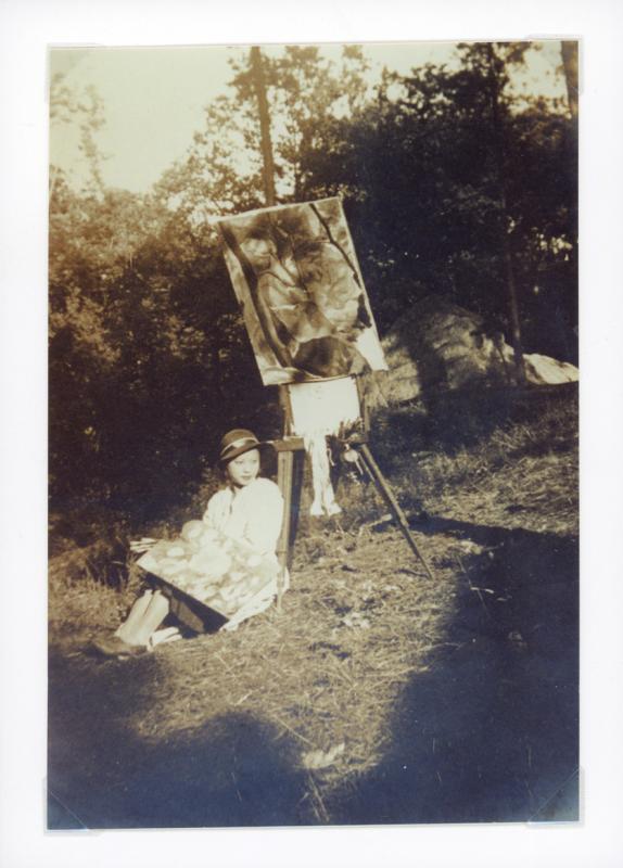 张荔英早年户外写生的珍贵照片。(国家美术馆提供)