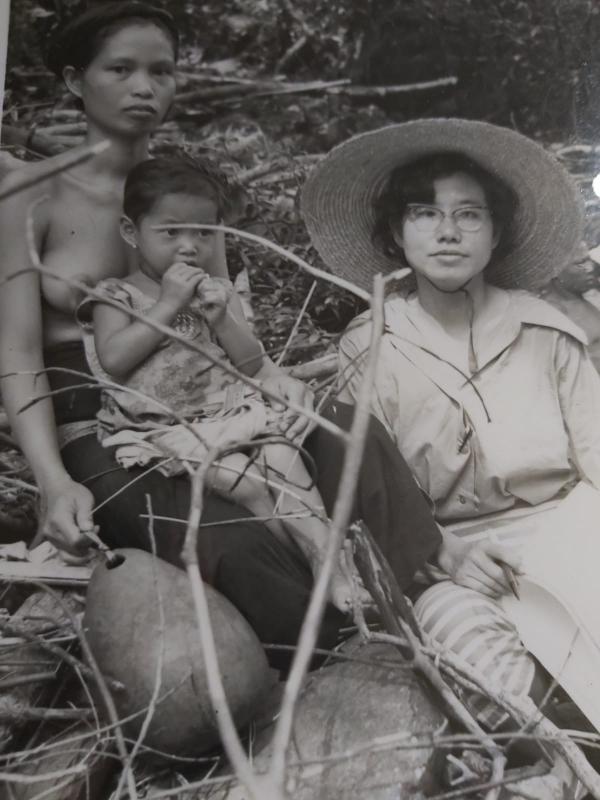 陈城梅在路上户外写生,与当地妇女小孩合影。图片由画廊提供