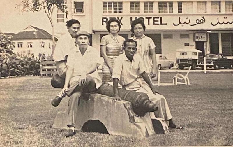 陈城梅(后排中)与弟弟陈潮光(前排左一)、赖凤美(后排右一)及林子平(后排左一)合影。