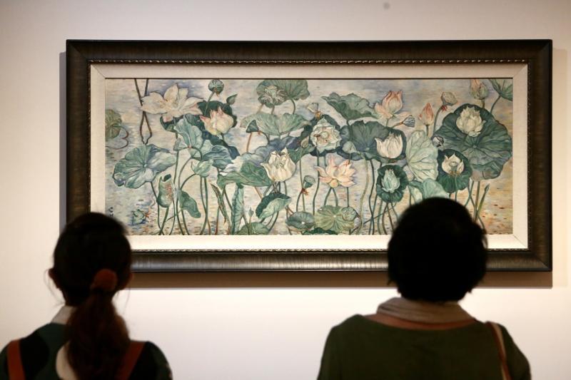 张荔英的《莲花颂》(1962)展现莲花从含苞到绽放的各种姿态,是她在朋友花园的写生作品。