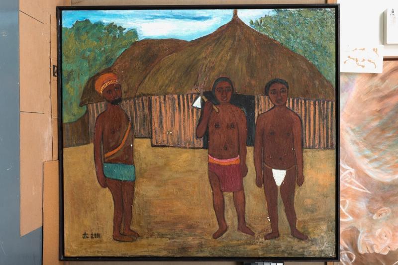 近两米大的油画《三个男人(巴布亚新几内亚)》(2001)像人类学家的民族志,描绘茅屋前三个土著男人的日常生活场景。