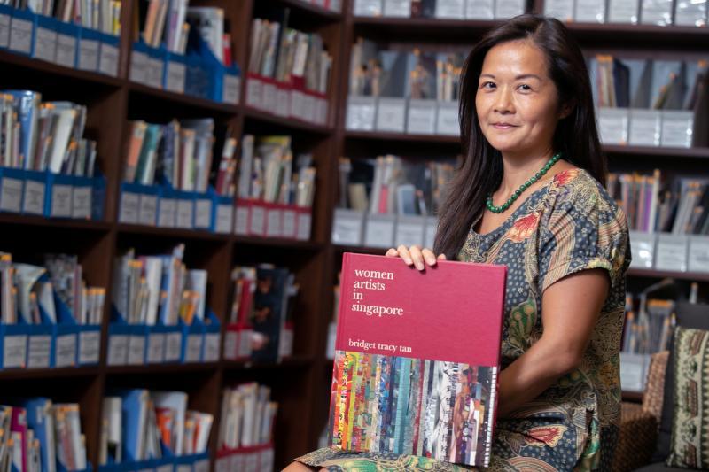 《新加坡女艺术家》作者陈莉玲指出,女艺术家一般因为缺乏曝光的平台与管道展出作品而不为人所知。(陈来福摄)