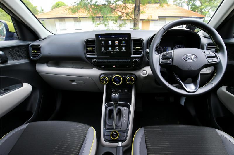 车室玩双色调，从冷气调控、冷气出风口、座椅到皮革三幅方向盘，都滚上黄线或以黄色环绕。