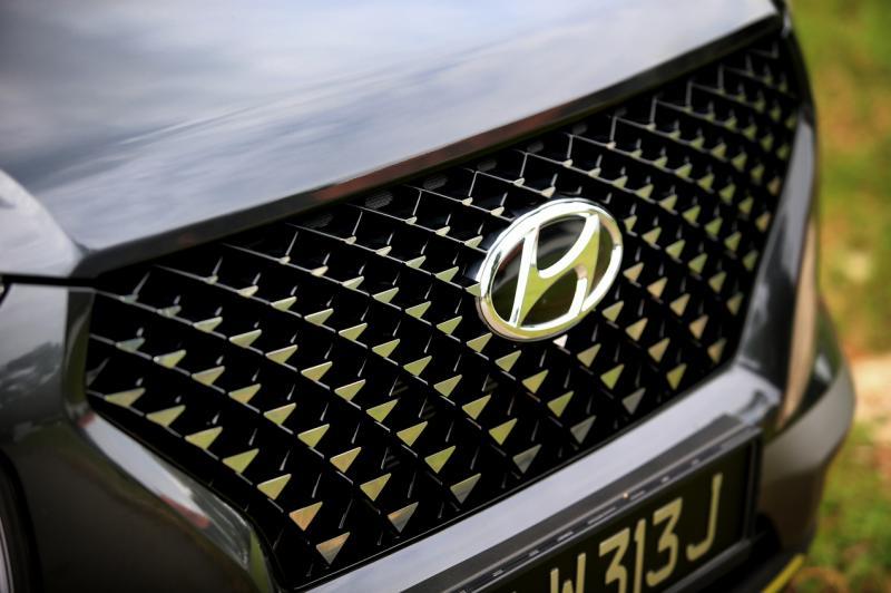 车子前脸采用了家族的统一三角星设计。