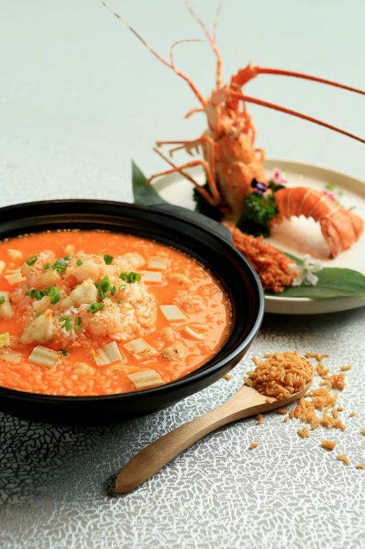 味之楼的海鲜龙虾汤泡饭属粤式口味,鲜、甜、香兼具。(龙国雄摄)