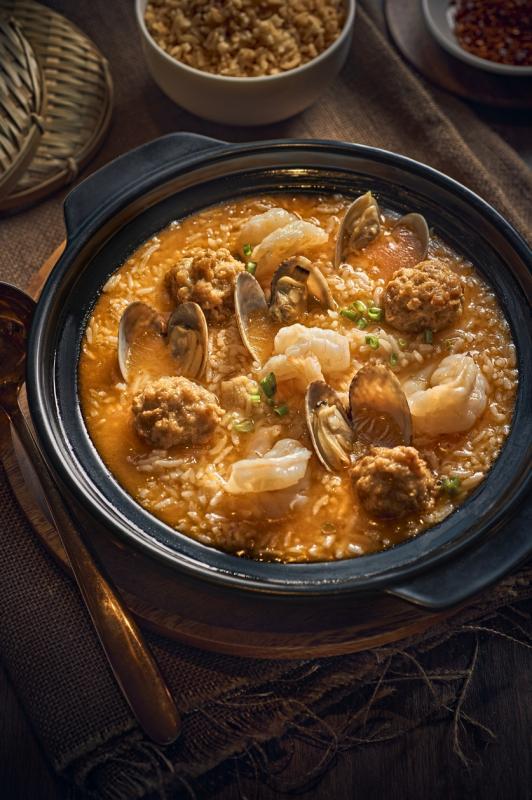 云海肴推出海鲜虾汤泡饭。(餐馆提供)