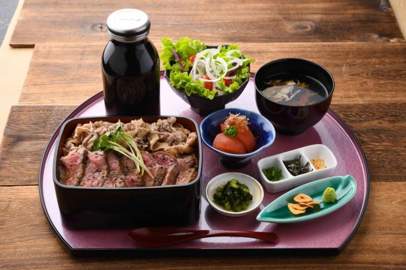 Roman.Tei的Double Beef Zen,让食客注入日式高汤,享用茶渍饭的美味。(餐馆提供)
