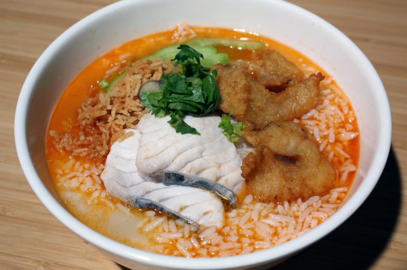 三品泡饭的鸳鸯鱼片泡饭,搭配苦瓜提出鲜味。(梁麒麟摄)