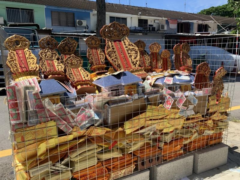 等待化掉的祖先牌位。