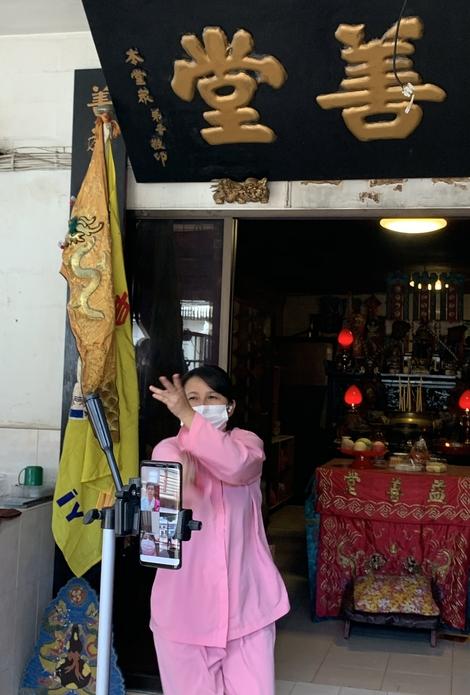 送神仪式由远在峇株巴辖的师傅主导,通过现场视讯和在新加坡的徒弟们一起完成。