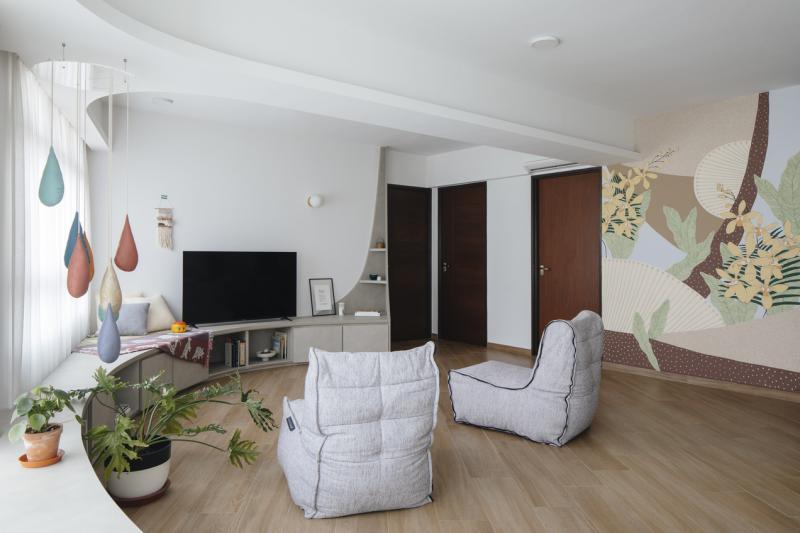 女主人请来艺术家为她创作壁画。画里上扬的线条和“燕尾”升扬的架子在空间里形成有趣的对话，有没有让你想起李白的“明月出天山，苍茫云海间”？