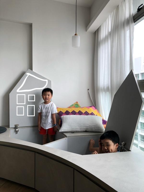 朋友带小孩来拜访时，掀开式的柜子还可以做孩子的游乐场。（屋主提供）